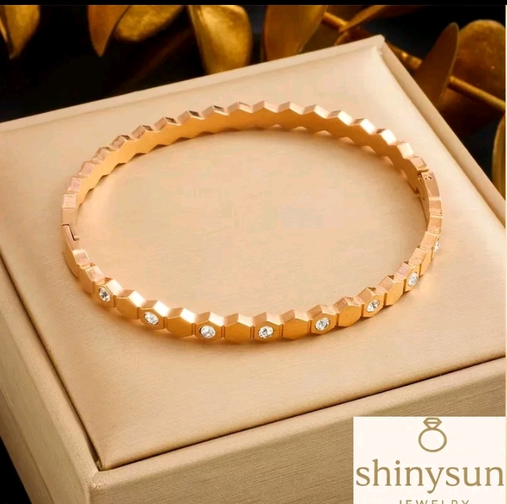 สร้อยข้อมือไทเทเนียมสีโรสโกลด์แบบเกาหลีสไตล์ลักชัวรี่เรียบหรู(รับ14950แต้ม)