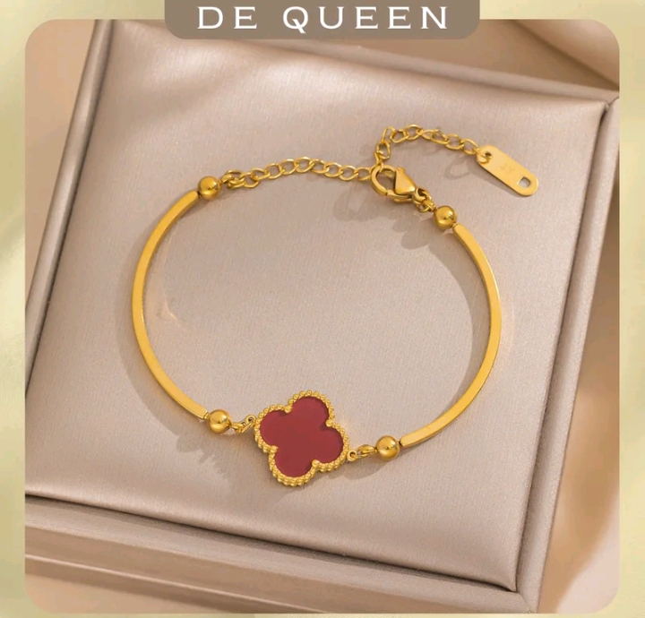 DE QUEEN สร้อยข้อมือดอกพลัมโคลเวอร์สี่แฉก กำไลชูบทอง18k(รับ10700แต้ม)
