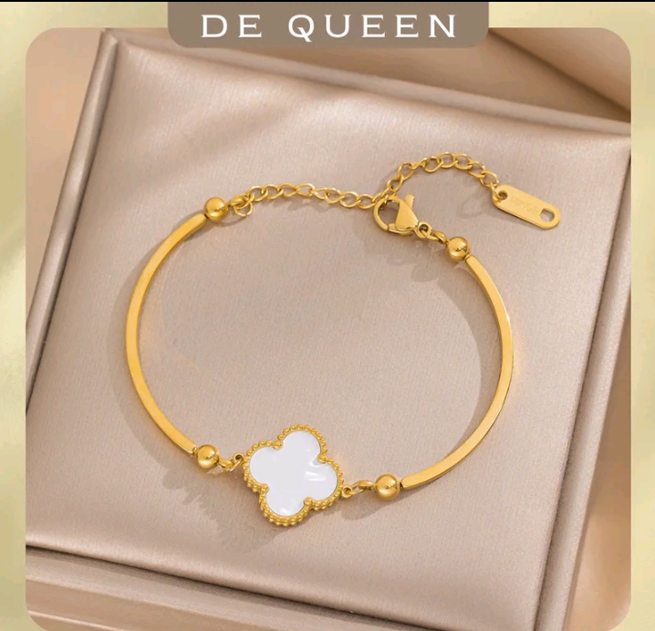 DE QUEEN สร้อยข้อมือดอกพลัมโคลเวอร์สี่แฉก กำไลชุบทอง18k(รับ10700แต้ม)