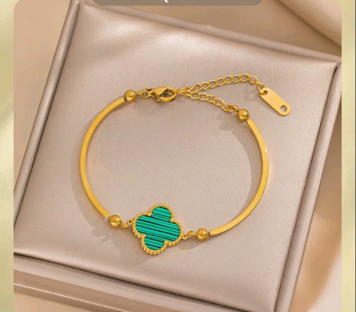 DE QUEEN สร้อยข้อมือดอกพลัมโคลเวอร์สี่แฉก กำไลชุบทอง18k(รับ10700แต้ม)