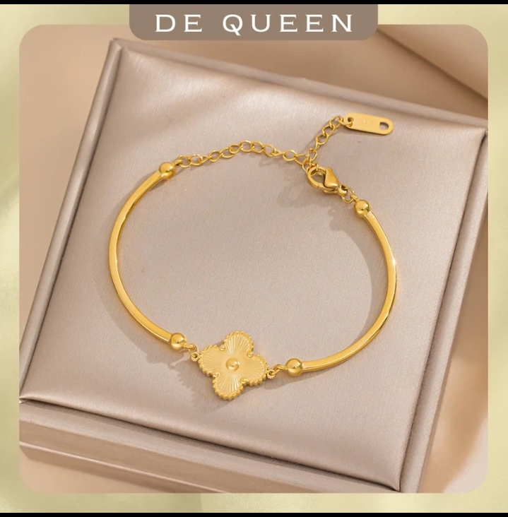 DE QUEEN สร้อยข้อมือดอกพลัมโคลเวอร์สี่แฉก กำไลชุบทอง18k(รับ10700แต้ม)
