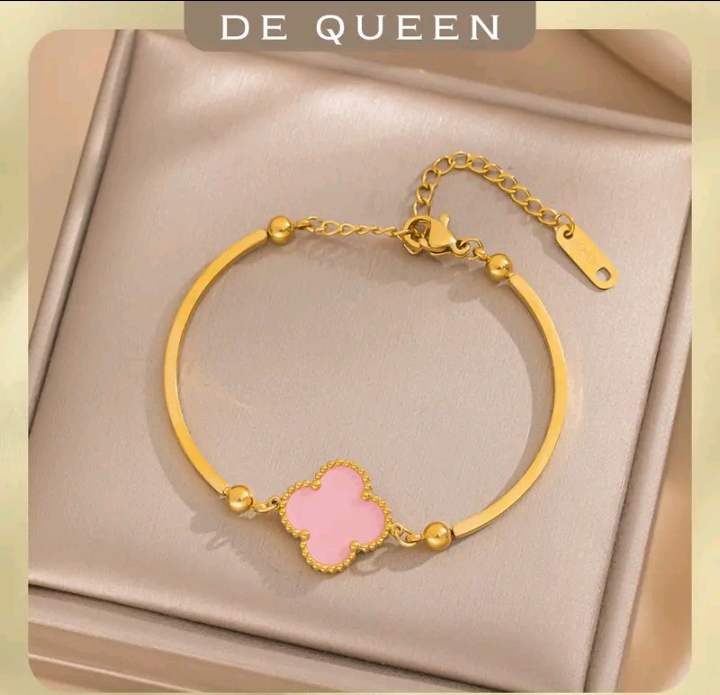 DE QUEEN สร้อยข้อมือดอกพลัมโคลเวอร์สี่แฉก กำไลชุบทอง18k(รับ10700แต้ม)