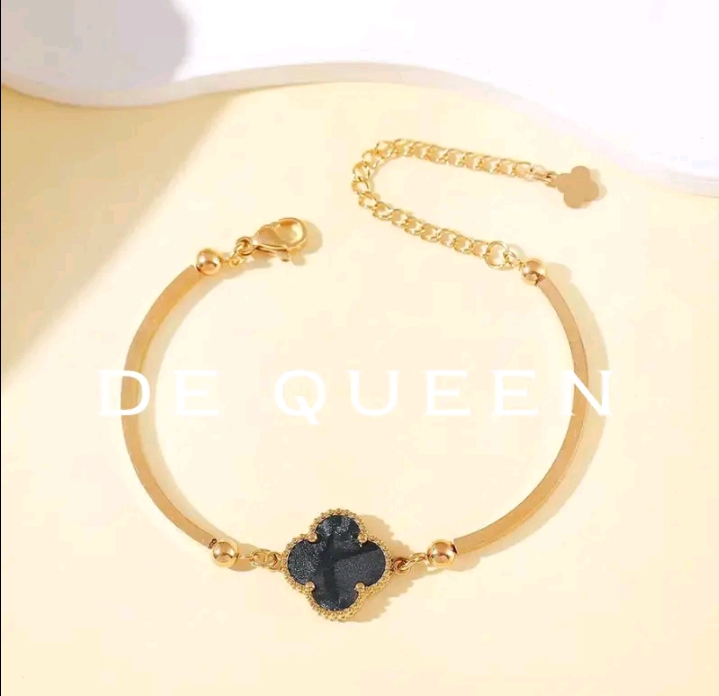 DE QUEEN สร้อยข้อมือดอกพลัมโคลเวอร์สี่แฉก กำไลชุบทอง18k(รับ10700แต้ม)