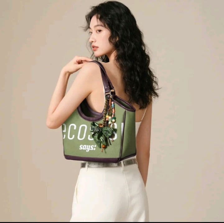 [ฤดูร้อน] ECOSUSI กระเป๋าโท้ทผ้าผู้หญิง:มีให้เลือก 3 สีแฟชั่นลายพิมพ์แบรนด์แถมโบว์ริบบิ้นถอดได้ กระเป๋าถือ28ซ.ม เข้ากับชุดฤดูร้อนเหมาะออกไปเที่ยวท่องเที่ยว (รับ61,100แต้ม)