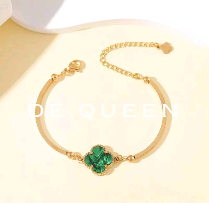 DE QUEEN สร้อยข้อมือดอกพลัมโคลเวอร์  4 แฉกเครื่องประดับแบรนด์กำไลชุบทอง 18k  (รับ10700แต้ม)