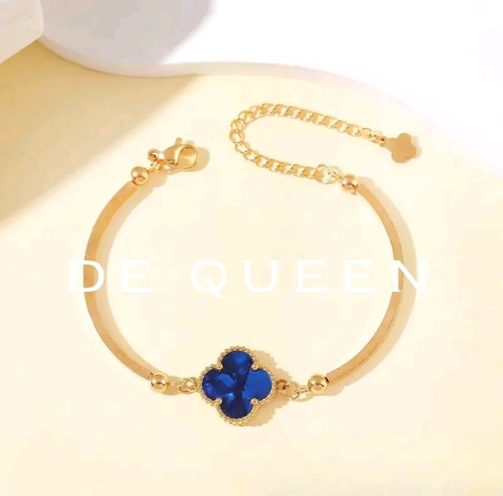 DE QUEEN สร้อยข้อมือดอกพลัมโคลเวอร์  4 แฉกเครื่องประดับแบรนด์กำไลชุบทอง 18k  (รับ10700แต้ม)