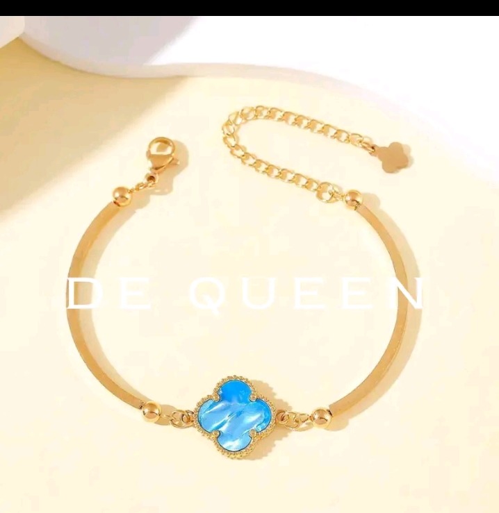 DE QUEEN สร้อยข้อมือดอกพลัมโคลเวอร์  4 แฉกเครื่องประดับแบรนด์กำไลชุบทอง 18k  (รับ10700แต้ม)
