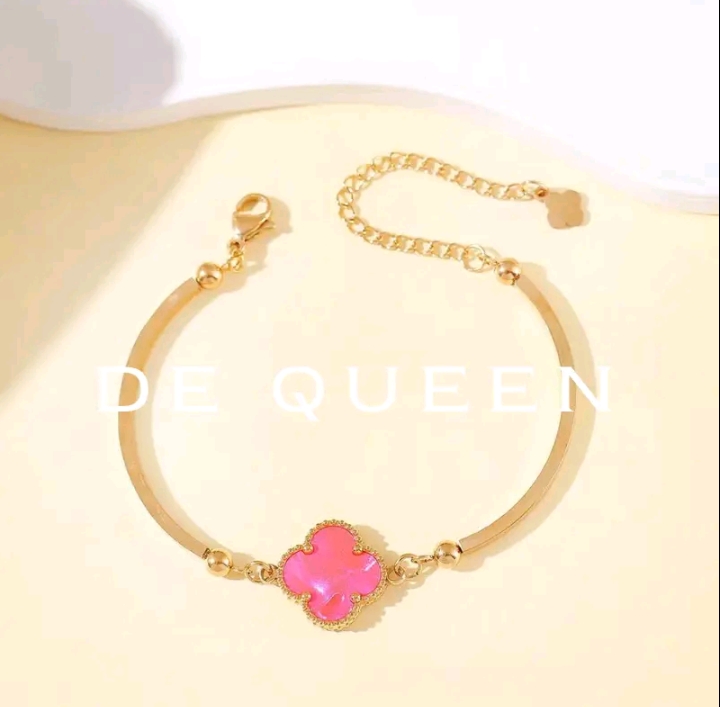 DE QUEEN สร้อยข้อมือดอกพลัมโคลเวอร์  4 แฉกเครื่องประดับแบรนด์กำไลชุบทอง 18k  (รับ10700แต้ม)