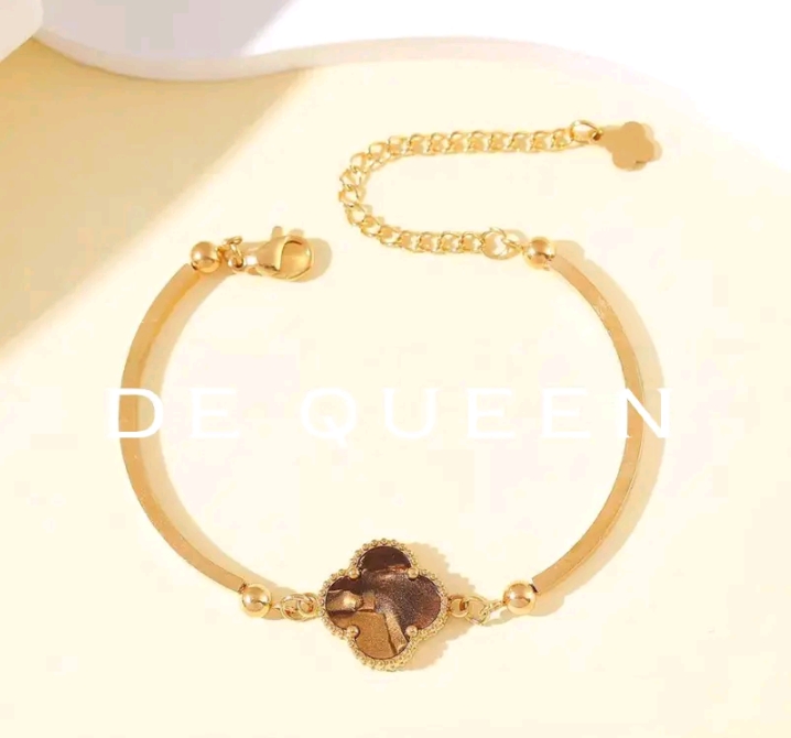 DE QUEEN สร้อยข้อมือดอกพลัมโคลเวอร์  4 แฉกเครื่องประดับแบรนด์กำไลชุบทอง 18k  (รับ10700แต้ม)
