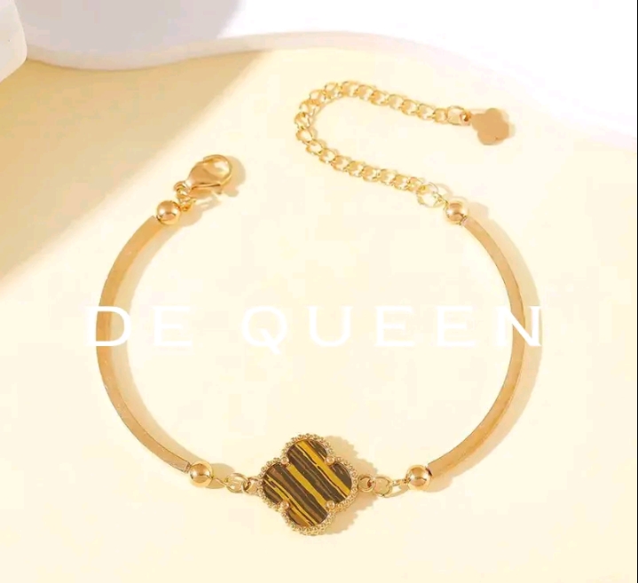 DE QUEEN สร้อยข้อมือดอกพลัมโคลเวอร์  4 แฉกเครื่องประดับแบรนด์กำไลชุบทอง 18k  (รับ10700แต้ม)