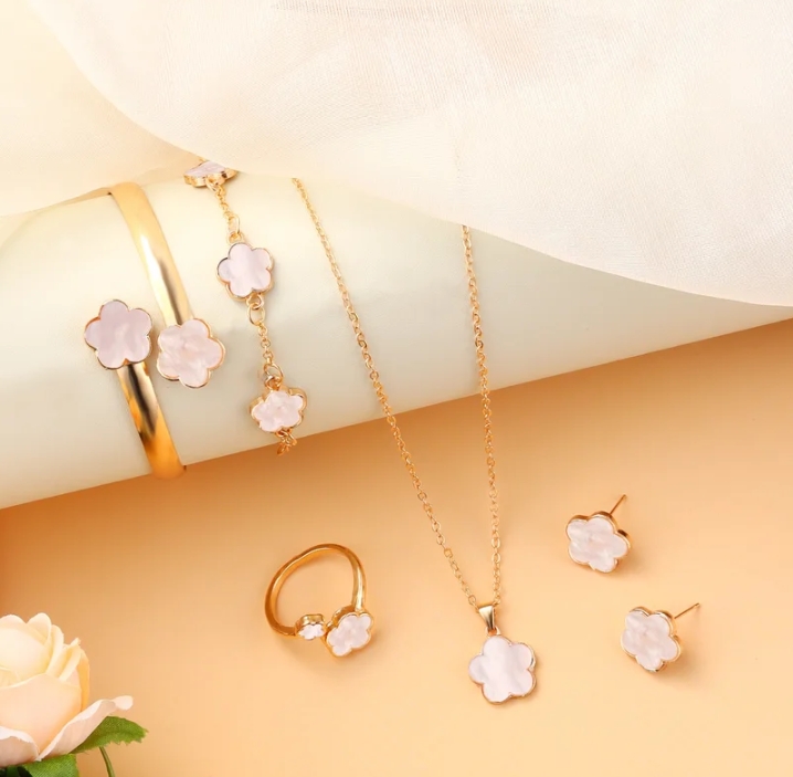 ชุดเครื่องประดับโคลเวอร์สี่ใบนำโชค ขายดีที่สุดรวมสร้อยข้อมืออะคลิลิค สร้อยคอ แหวน ต่างหูสตั๊ดเหมาะสำหรับสุภาพสตรี(รับ12200แต้ม)
