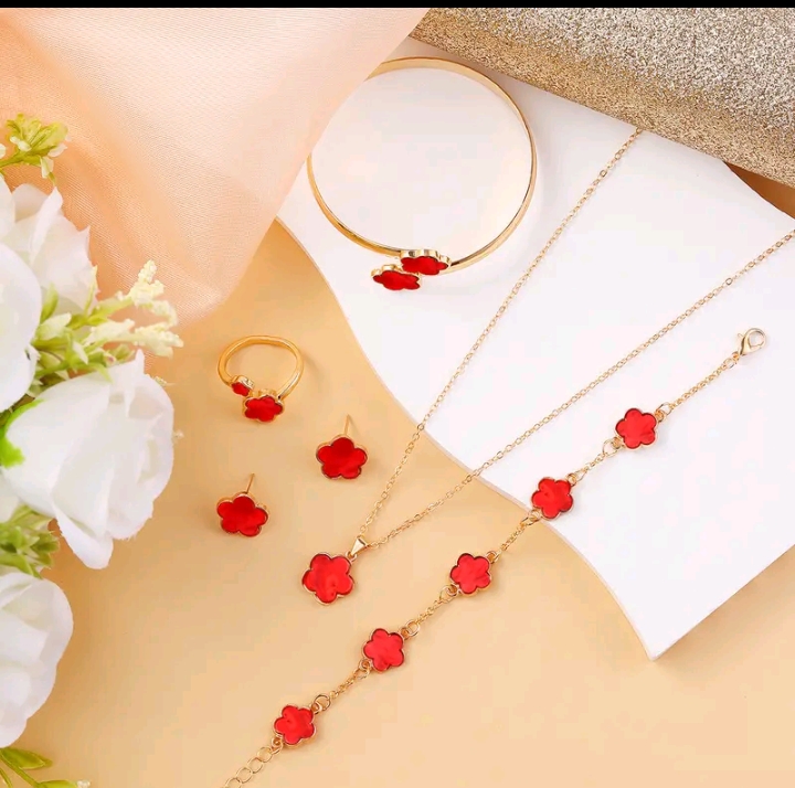 ชุดเครื่องประดับโคลเวอร์สี่ใบนำโชค ขายดีที่สุดรวมสร้อยข้อมืออะคลิลิค สร้อยคอ แหวน ต่างหูสตั๊ดเหมาะสำหรับสุภาพสตรี(รับ12200แต้ม)