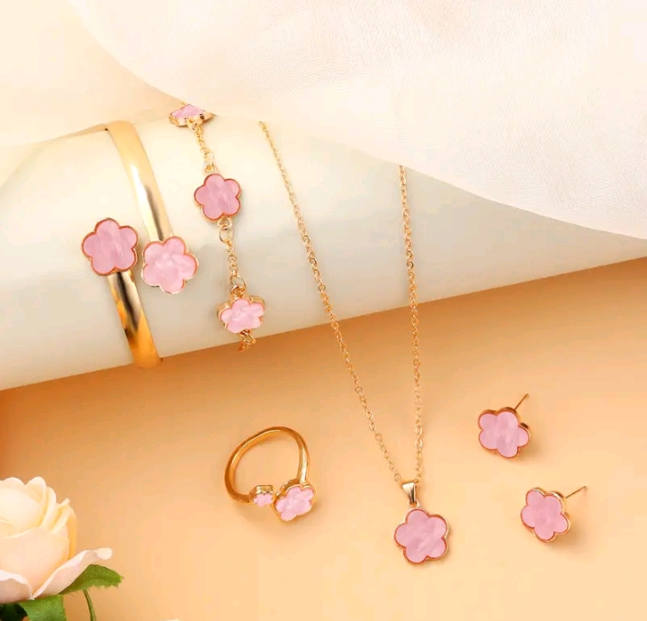 ชุดเครื่องประดับโคลเวอร์สี่ใบนำโชค ขายดีที่สุดรวมสร้อยข้อมืออะคลิลิค สร้อยคอ แหวน ต่างหูสตั๊ดเหมาะสำหรับสุภาพสตรี(รับ12200แต้ม)