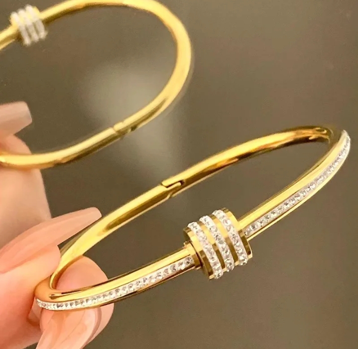 สร้อยข้อมือเหล็กไททาเนี่ยมสีทองคุณภาพระดับไฮเอนด์ไม่มีซีดจาง สำหรับผู้หญิงหรูหราสร้อยข้อมือสุดพิเศษ(รับ12700แต้ม)