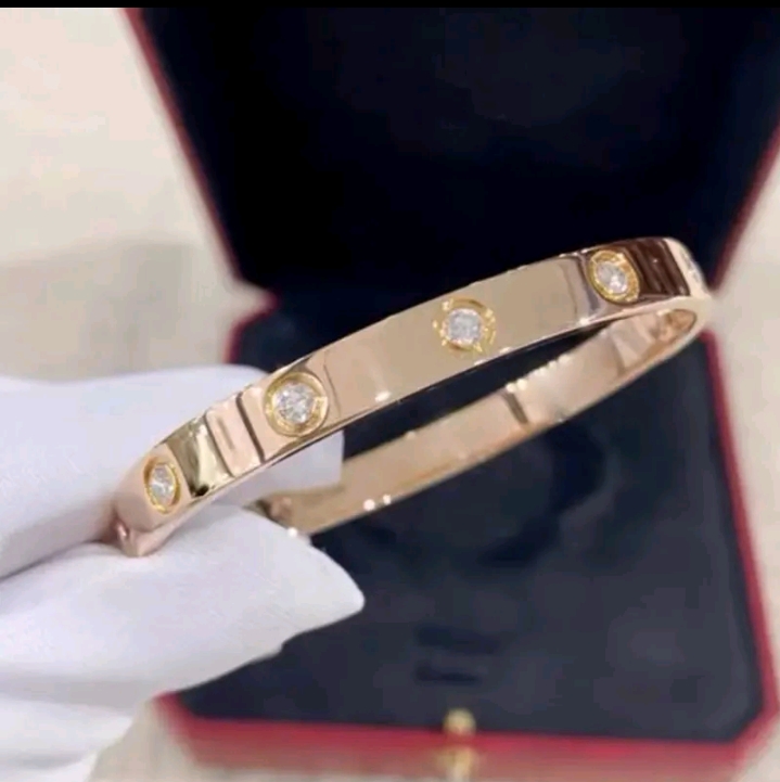 สร้อยข้อมือเหล็กไททาเนี่ยมสีทองคุณภาพระดับไฮเอนด์ไม่มีซีดจาง สำหรับผู้หญิงหรูหราสร้อยข้อมือสุดพิเศษ(รับ11700แต้ม)