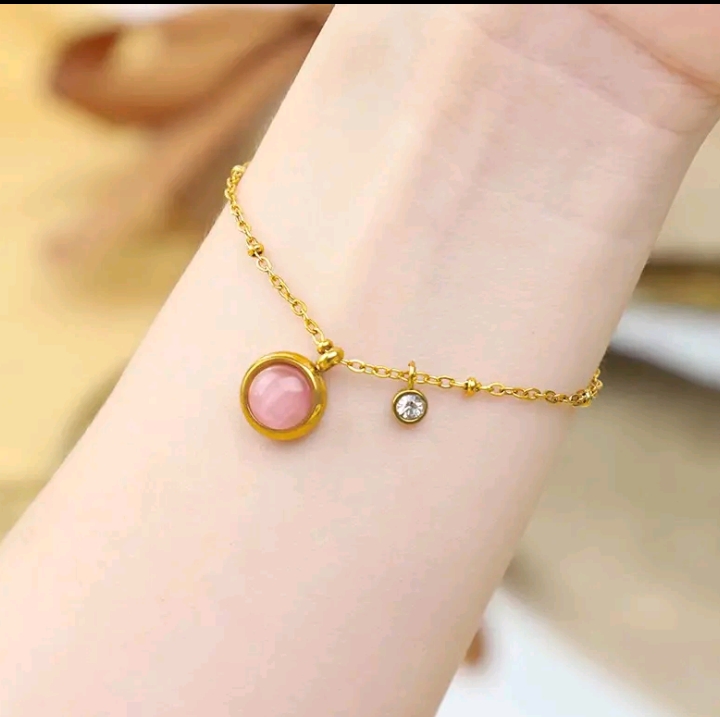 XM jewelry สร้อยข้อมือเหล็กไทเทเนียมนำโชคสำหรับผู้หญิง หินตาแมวสีชมพู(รับ10200แต้ม)