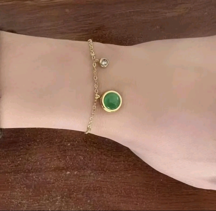 XM jewelry สร้อยข้อมือเหล็กไทเทเนียมนำโชคสำหรับผู้หญิง หินตาแมวสีเขียว(รับ10200แต้ม)