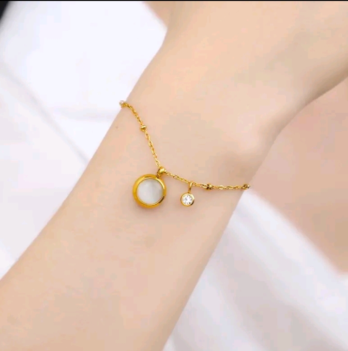 XM jewelry สร้อยข้อมือเหล็กไทเทเนียมนำโชคสำหรับผู้หญิง หินตาแมวสีขาว(รับ10200แต้ม)