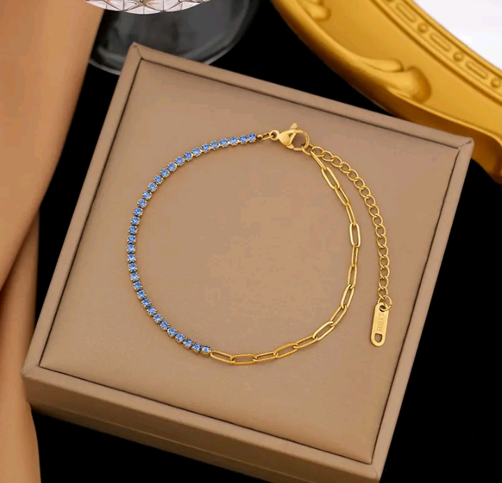 XM jewelry สร้อยข้อมือผู้หญิง เหล็กไทเทเนียมแบบโซ่ต่อสีไม่ซีดจางสีฟ้า(รับ10700แต้ม)