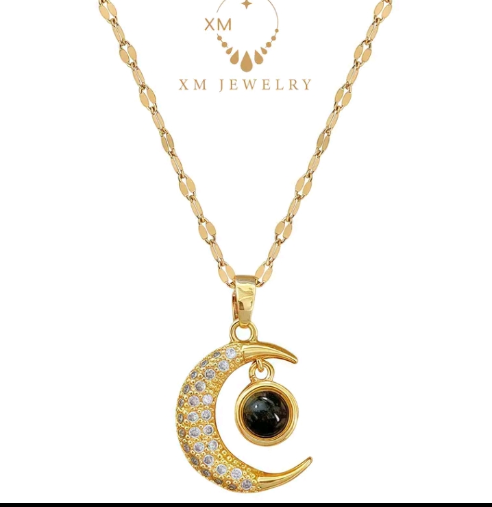 XM jewelry สร้อยคอสแตนเลสสำหรับผู้หญิงจี้พระจันทร์(รับ9750แต้ม)