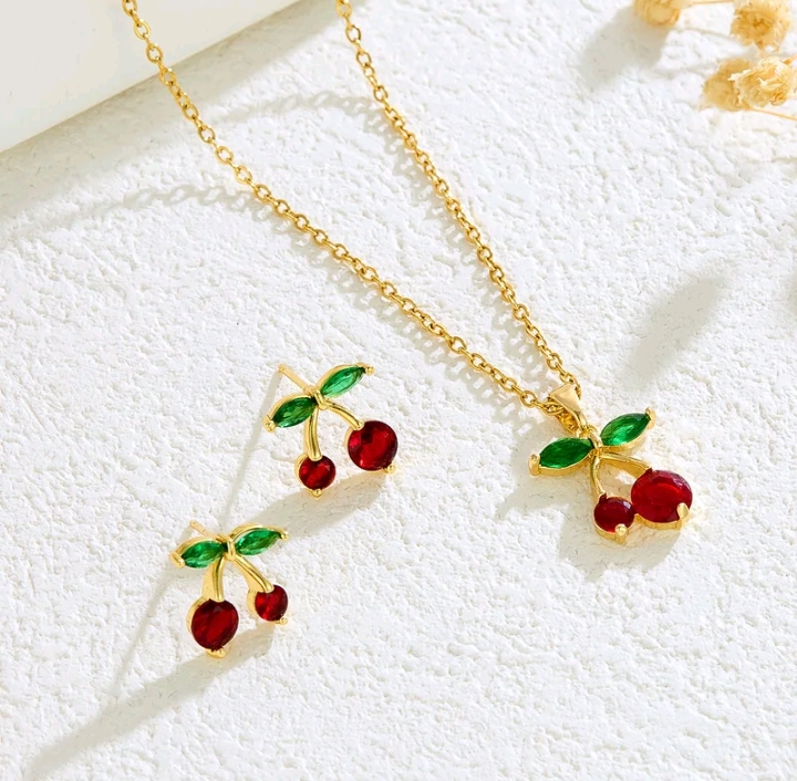 ชุดสร้อยคอและต่างหูสตั๊ดดีไซน์ใบไม้สีเขียวเชอร์รี่ขนาดเล็กสีไม่ซีด(11200แต้ม)