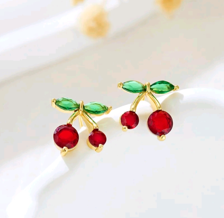 จี้หูสตั๊ดดีไซน์ใบไม้สีเขียวเชอร์รี่ขนาดเล็กสีไม่ซีด(รับ8200แต้ม)