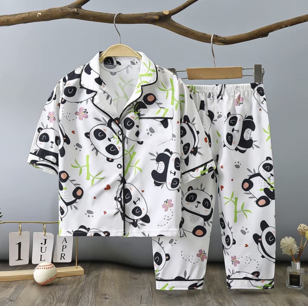 ชุดนอนเด็กเสื้อกางเกงขายาวพิมพ์ลายการ์ตูนแพนด้าไซส์100สุดน่า รัก ผ้านิ่ม ใส่สบาย ระบายอากาศ สินค้าพร้อมส่ง(รับ10,700แต้ม)