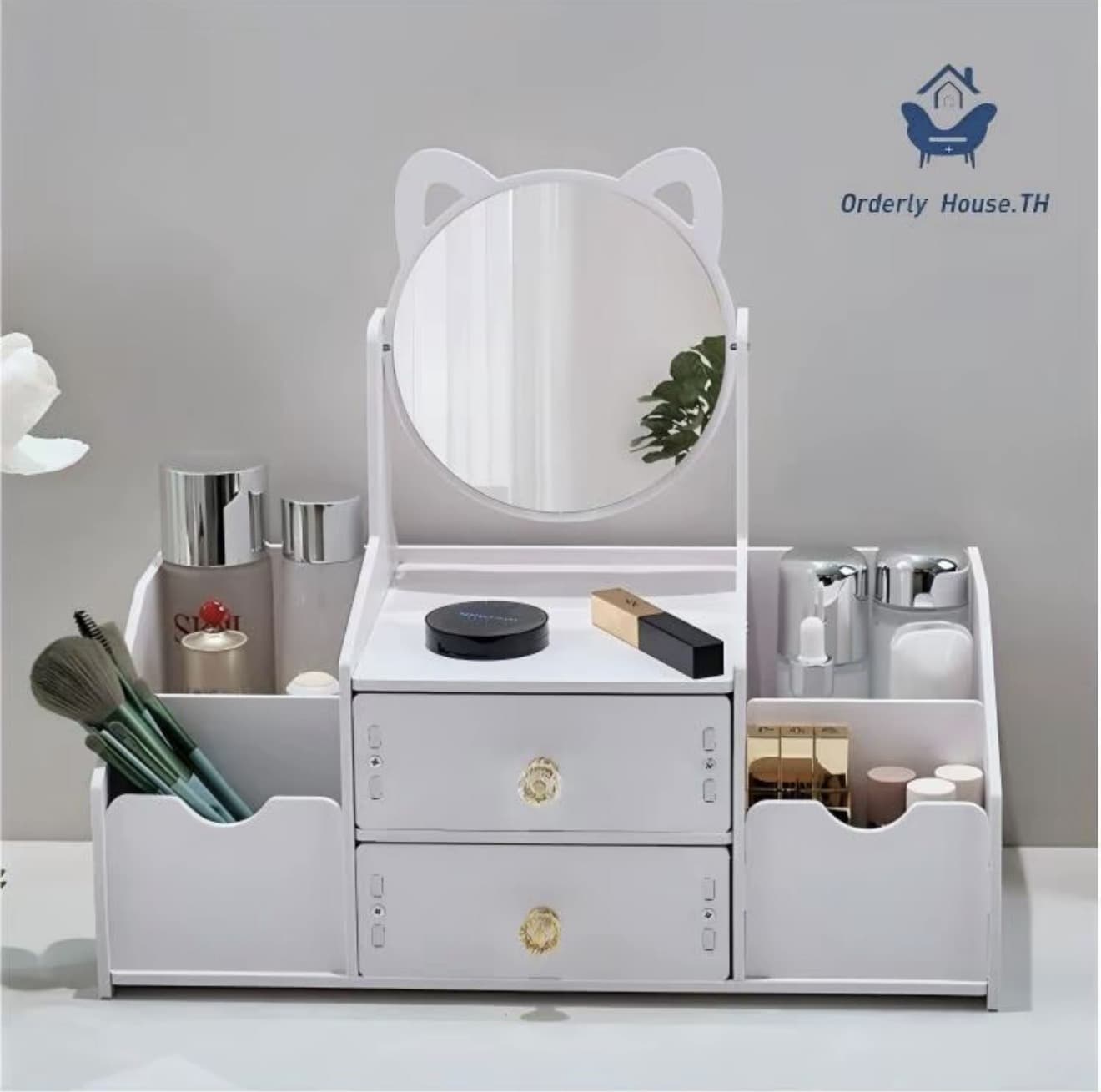 OA (HD & 360°] มาพร้อมกระจก HD หมุนได้ 360° มีลิ้นชัก 2 ชั้น และช่องวางสำหรับขวดสกินแคร์ขวดสูง น้ำหอม เครื่องประดับ เหมาะเป็นกล่องเก็บเครื่องสำอางจัดระเบียบบนโต๊ะเครื่องแป้ง (รับ 16,200 แต้ม)