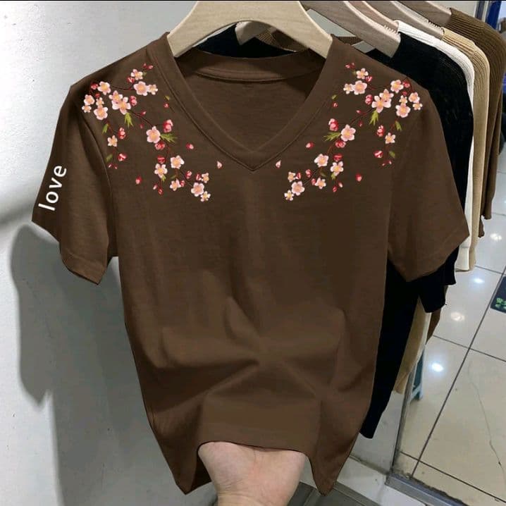 สีน้ำตาล เสื้อยืดผ้าฝ้าย100% สำหรับผู้หญิง แขนสั้นหลวม คอวี ไหล่ปกติ สำหรับสวมใส่ในฤดูร้อน แบบเรียบง่าย ชั้นในพื้น (รับ11,200แต้ม)