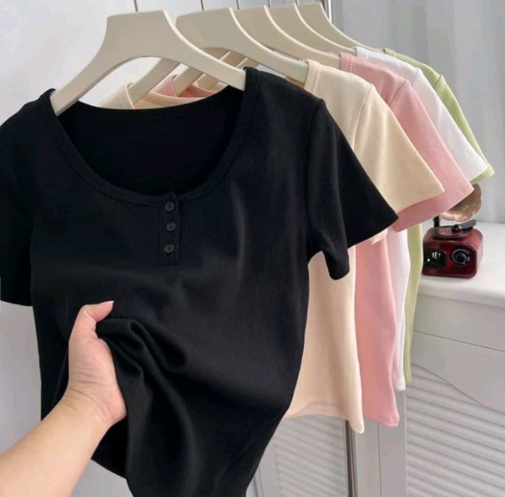 สีดำ เสื้อยืดแขนสั้นผู้หญิง ผ้าร่อง เสื้อคอกว้าง คอเหลียม ปลายยูพรางหุ่น แต่งกระดุม แมชท์ง่าย ใส่สบาย (รับ8,700แต้ม)