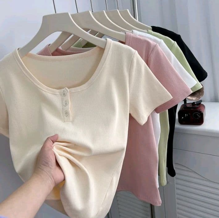 สีครีม เสื้อยืดแขนสั้นผู้หญิง ผ้าร่อง เสื้อคอกว้าง คอเหลียม ปลายยูพรางหุ่น แต่งกระดุม แมชท์ง่าย ใส่สบาย (รับ8,700แต้ม)