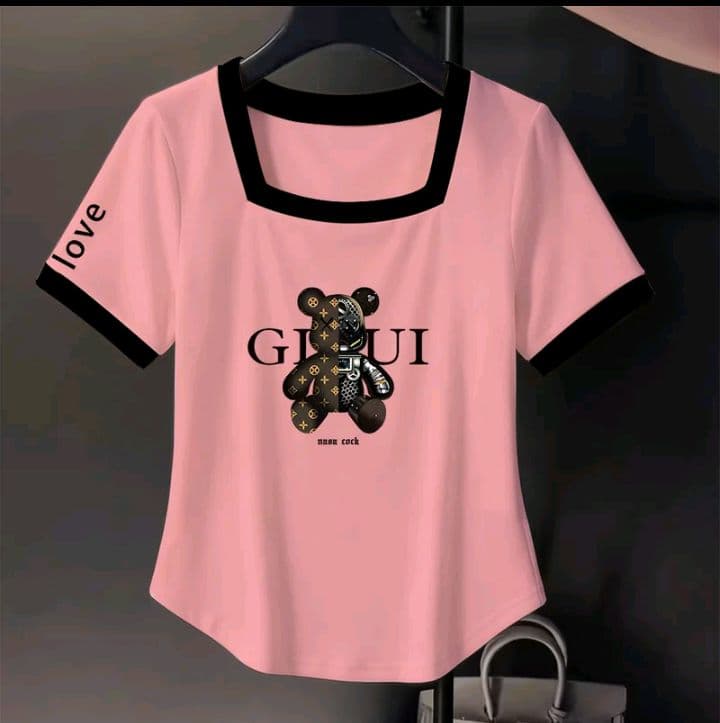 สีชมพู เสื้อยืดแขนสั้นไหล่ตรง สำหรับสตรี ฤดูร้อน2026 สำหรับสาวสูงเล็ก คอสี่เหลี่ยม พิมพ์ลายไม่ซ้ำใคร ดีไซน์โดดเด่น รัดรูป ผอมทัด ผสมสี100kg (รับ12,200แต้ม)
