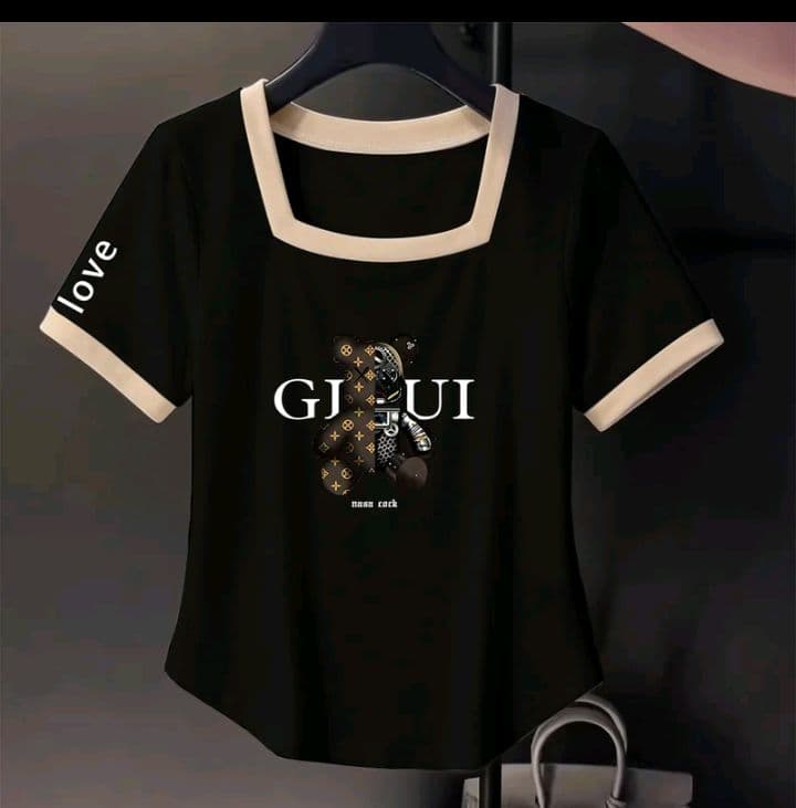 สีดำ เสื้อยืดแขนสั้นไหล่ตรง สำหรับสตรี ฤดูร้อน2026 สำหรับสาวสูงเล็ก คอสี่เหลี่ยม พิมพ์ลายไม่ซ้ำใคร ดีไซน์โดดเด่น รัดรูป ผอมทัด ผสมสี100kg (รับ12,200แต้ม)