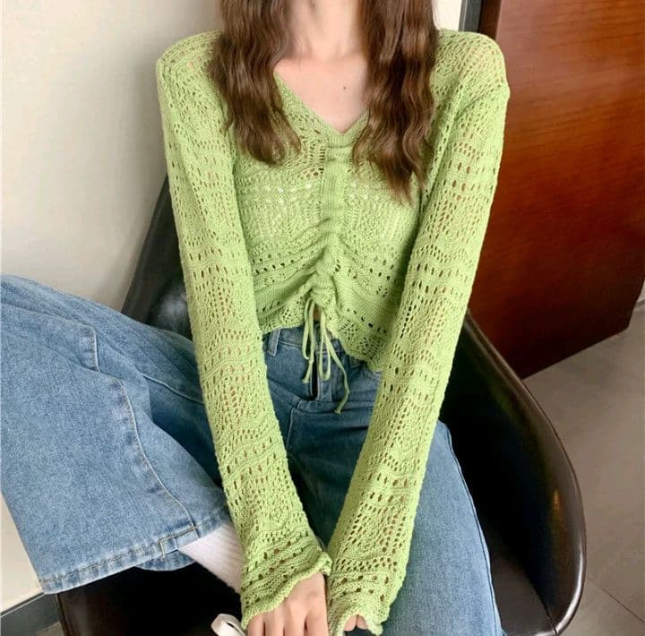 สีเขียว เสื้อคลุมแขนยาวตาข่ายไหมพรม ดีเทลเชือกรูดด้านหน้า ผ้านิ่มใส่สบาย คอวี (รับ10,700แต้ม)
