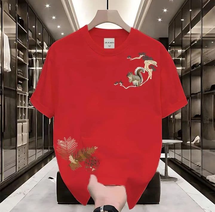 สีแดง เสื้อยืดคอเลคชั่น summerในปี2026 เสื้อผ้าสไตล์วินเทจลายสตรีท (รับ11,200แต้ม)