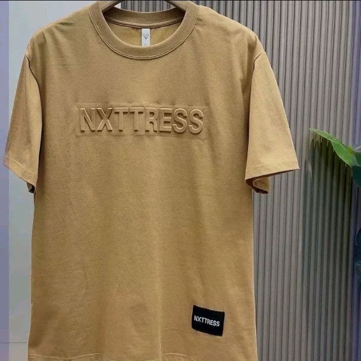 เสื้อยืดแขนสั้น over size สีพื้นลายอักษรปั๊มนูนเนื้อดี เนื้อผ้าโพลีเอสเตอร์ นุ่มสวมใส่สบาย สไตล์เกาหลีผู้หญิงใส่ได้ ผู้ชายใส่ได้สินค้าพร้อมส่ง (รับ8,700แต้ม)