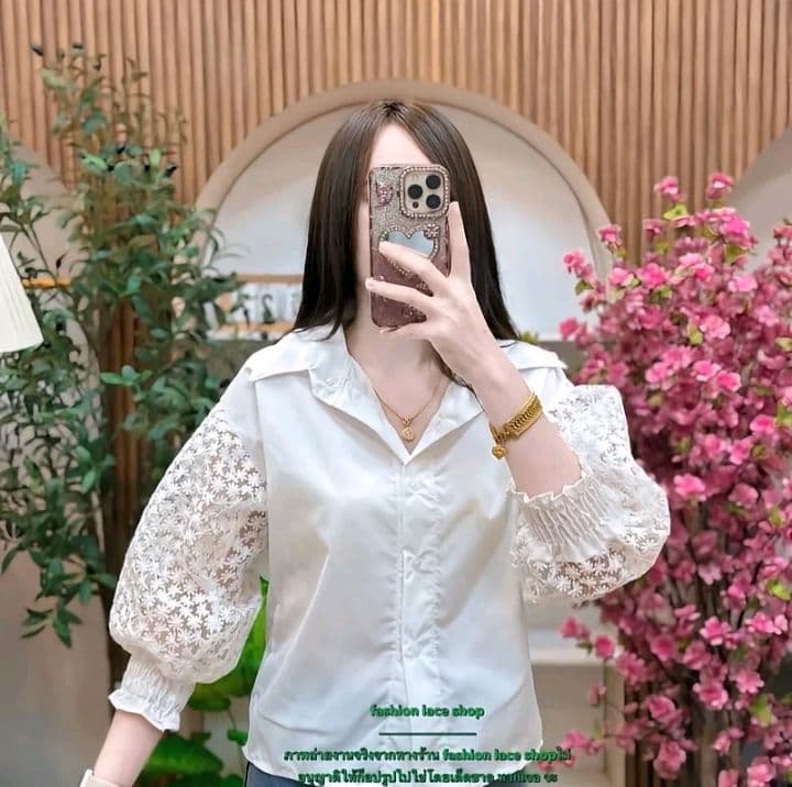 เสื้อเชิ้ต ลูกไม้ สีขาว แขนยาวปลายแขนจั้ม แขนแต่งปักดอกพิกุล อก32-40 ยาว24 ผ้าไหมอิตาลี (รับ12,200แต้ม)