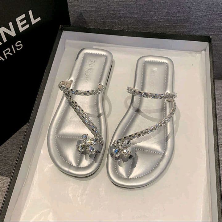 *รุ่นฮิต*รองเท้าแตะผู้หญิงสีเงิน คุณภาพดี น้ำหนักเบาใส่สบาย (รับ7,700แต้ม)