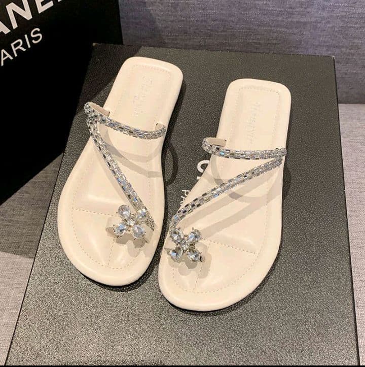 *รุ่นฮิต*รองเท้าแตะผู้หญิงสีขาว คุณภาพดี น้ำหนักเบาใส่สบาย (รับ7,700แต้ม)