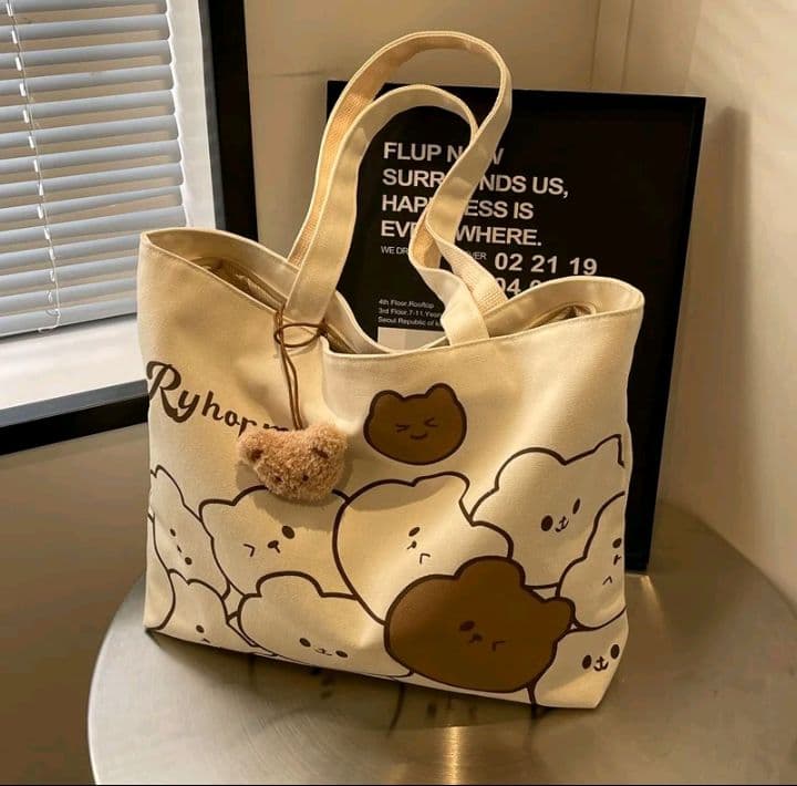 กระเป๋าสะพายข้าง Bear-ครีม(มีซิป) ขนาด38*30*4ซม. ไม่มีพวงกุญแจ (รับ7,700แต้ม)