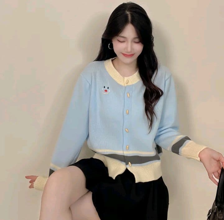 เสื้อแฟชั่นไหมพรม สีฟ้า แขนยาวปักลายหน้ายิ้ม (อก32-48นิ้ว) เนื้อผ้าไหมพรมผู้หญิง (รับ14,200แต้ม)