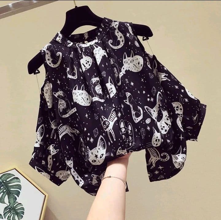 สีแมว-ดำ เสื้อชีฟองทรงหลมแขนสั้นผู้หญิงฤดูร้อนมาใหม่ มีลายดอกลายจุดลายแมวให้เลือก พร้อมส่ง (รับ12,700แต้ม)