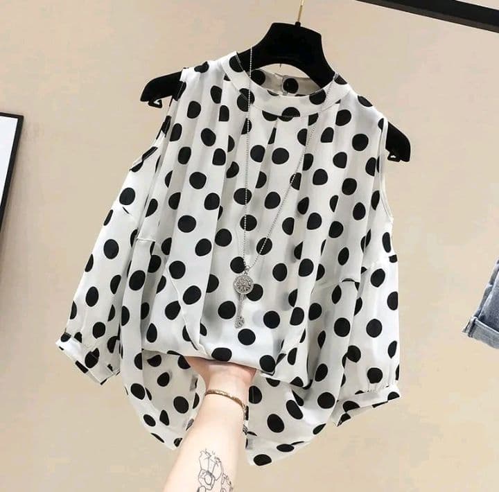 สีจุดขาว เสื้อชีฟองทรงหลมแขนสั้นผู้หญิงฤดูร้อนมาใหม่ มีลายดอกลายจุดลายแมวให้เลือก พร้อมส่ง (รับ12,700แต้ม)