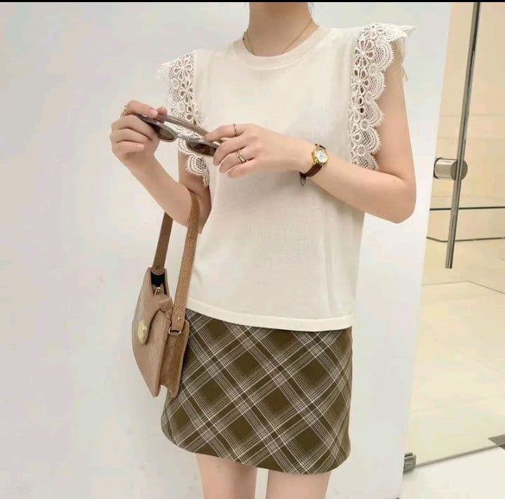 สีครีม เสื้อแขนกุดปักลาย ลูกไม้สีเรียบหรูดูดี รีบได้ รีบเดี๋ยวไม่ทันเค้านะ (รับ12,700แต้ม)