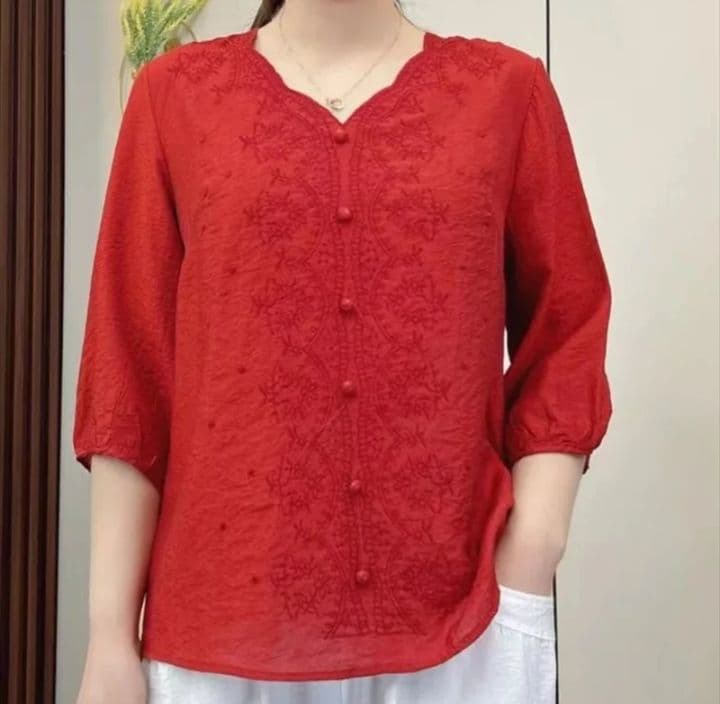 สีส้มแดง เสื้อสตรีวัยกลางคน คุณภาพระดับไฮเอนด์ สไตล์ฤดูร้อน ปักย้อนยุคทำจากผ้าฝ้ายลินิน คอวีแขนกลางแฟชั่นลำลอง พลัสไซส์ทรงหลวม สำหรับผู้หญิงวัยกลางคน (รับ19,200แต้ม)