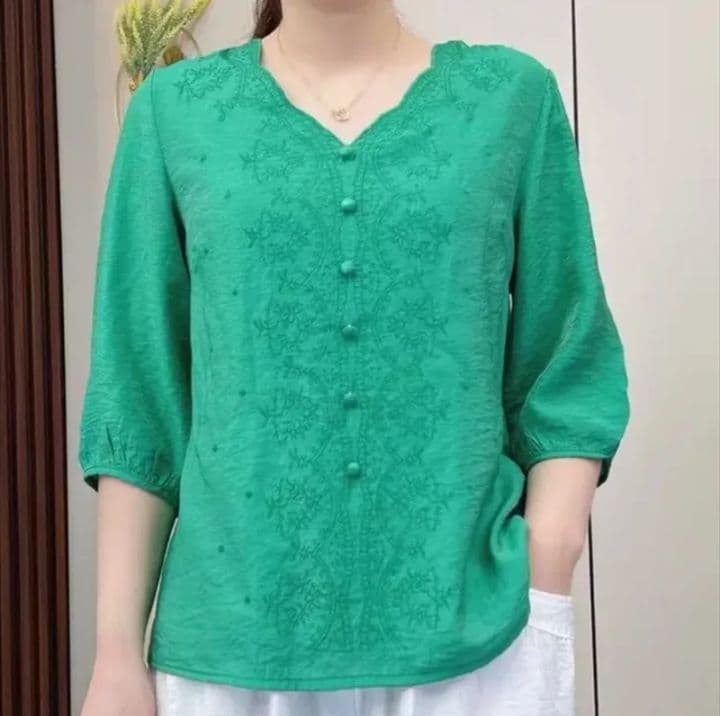 สีเขียว เสื้อสตรีวัยกลางคน คุณภาพระดับไฮเอนด์ สไตล์ฤดูร้อน ปักย้อนยุคทำจากผ้าฝ้ายลินิน คอวีแขนกลางแฟชั่นลำลอง พลัสไซส์ทรงหลวม สำหรับผู้หญิงวัยกลางคน (รับ19,200แต้ม)