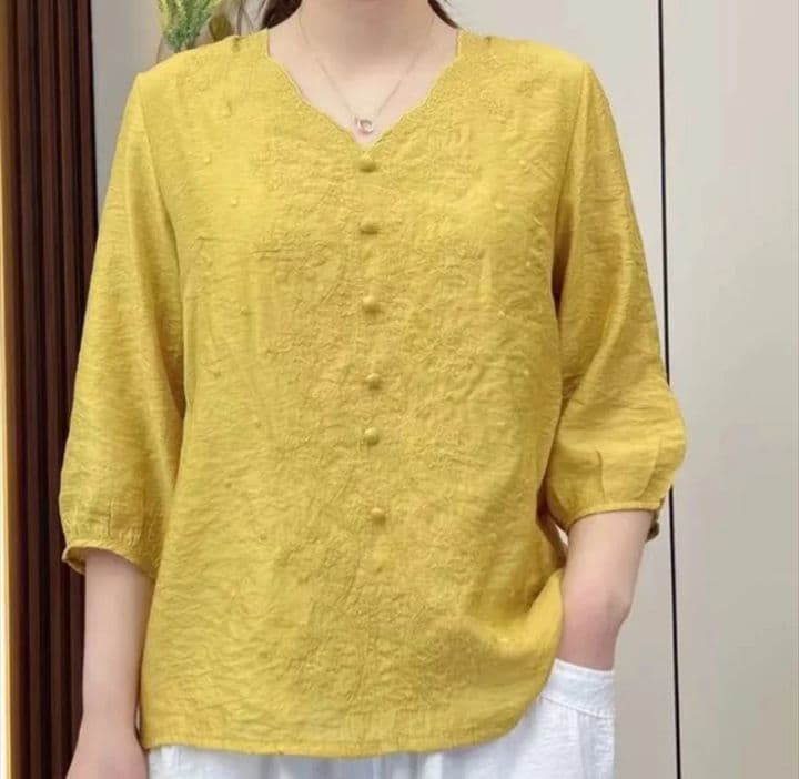 สีเหลือง เสื้อสตรีวัยกลางคน คุณภาพระดับไฮเอนด์ สไตล์ฤดูร้อน ปักย้อนยุคทำจากผ้าฝ้ายลินิน คอวีแขนกลางแฟชั่นลำลอง พลัสไซส์ทรงหลวม สำหรับผู้หญิงวัยกลางคน (รับ19,200แต้ม)