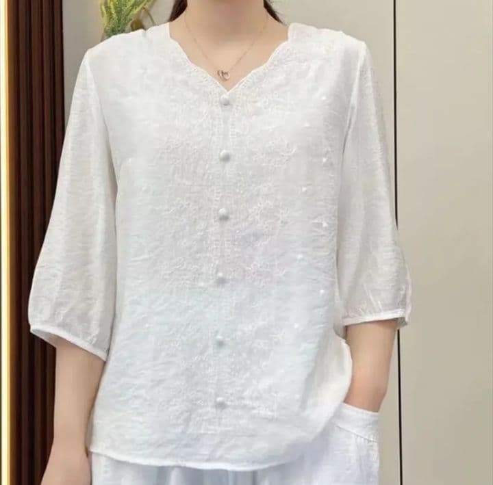 สีขาว เสื้อสตรีวัยกลางคน คุณภาพระดับไฮเอนด์ สไตล์ฤดูร้อน ปักย้อนยุคทำจากผ้าฝ้ายลินิน คอวีแขนกลางแฟชั่นลำลอง พลัสไซส์ทรงหลวม สำหรับผู้หญิงวัยกลางคน (รับ19,200แต้ม)
