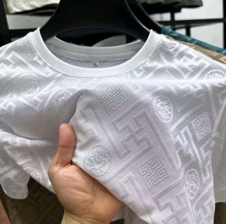 สีขาว เสื้อยืดแขนสั้นผู้ชาย ผ้าไหม น้ำแข็ง รุ่นใหม่ สำหรับหน้าร้อน คอกลม ทรงหลวม ทนทาน ระบายอากาศดี สวมใส่สบาย (รับ11,200แต้ม)