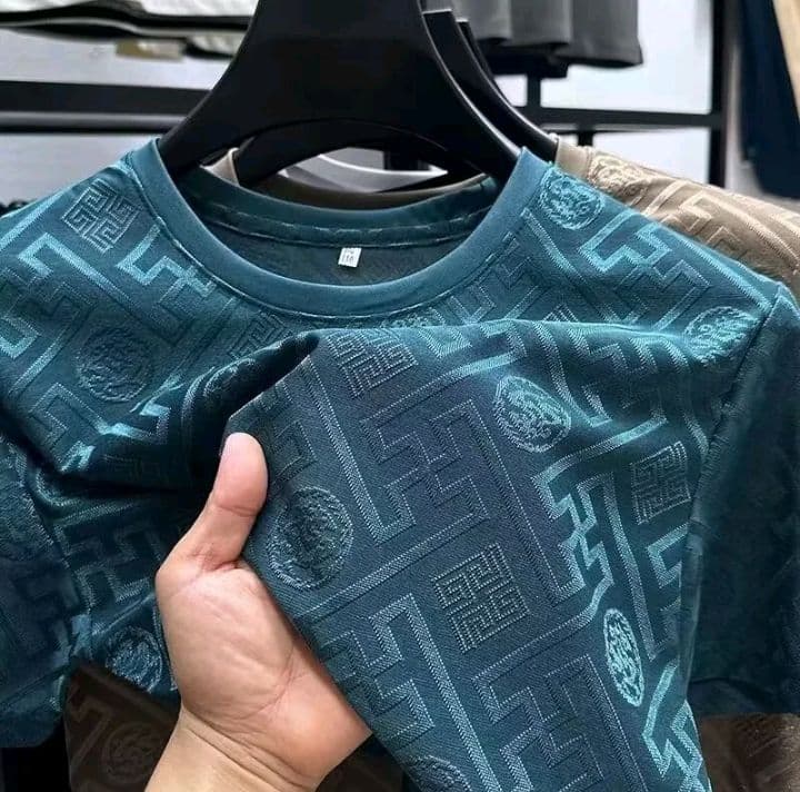 สีเขียว เสื้อยืดแขนสั้นผู้ชาย ผ้าไหม น้ำแข็ง รุ่นใหม่ สำหรับหน้าร้อน คอกลม ทรงหลวม ทนทาน ระบายอากาศดี สวมใส่สบาย (รับ11,200แต้ม)
